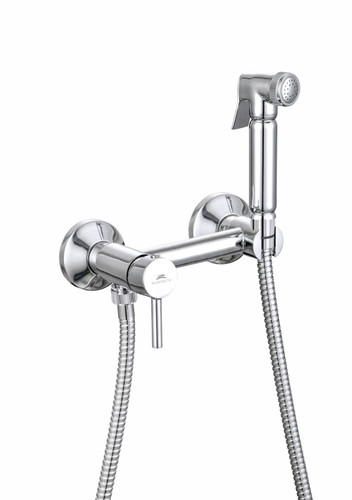 نمای نزدیک از شیر توالیت